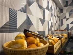 um cesto de pão sobre uma mesa com outras cestas de comida em Pousada Mar de Luna em Penha