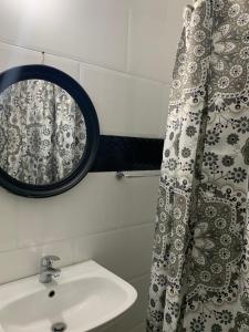 baño con espejo y lavabo en TOWNHOUSE GET-a-WAY, en Mandeville