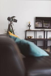 a living room with a couch and a tv at Ottostadt in Magdeburg