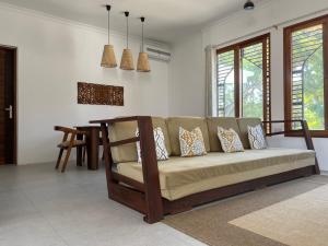 un soggiorno con divano e tavolo di The Cliff 2 Bedroom Beach Apartment a Mazizini