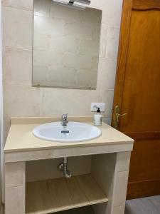 bagno con lavandino e specchio di CASA LOS ABUELOS a Puerto del Rosario