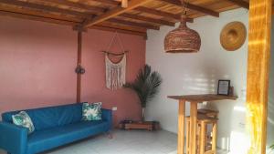 sala de estar con sofá azul y mesa en Casa Matilda - Palomino, en Palomino