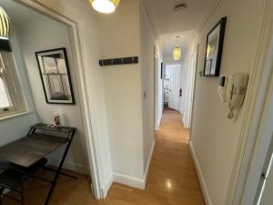 korytarz ze stołem i korytarz z korytarzem w obiekcie A stunning apartment in Paddington w Londynie