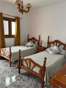 1 Schlafzimmer mit 2 Betten und einem Fenster in der Unterkunft CASA LOS ABUELOS in Puerto del Rosario