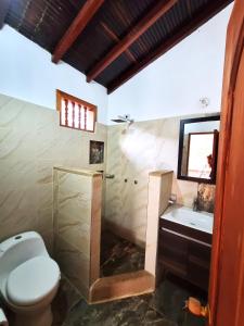 La salle de bains est pourvue de toilettes et d'un lavabo. dans l'établissement Hermosa y Acogedora Casa de Descanso & Mirador, à Barichara