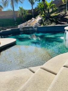 una piscina de agua azul en un patio en Private-room-Private-entrance-spectacular-city-landscape-views-from-room en Rancho Cucamonga