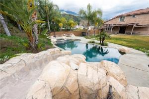 una piscina con rocas en un patio en Private-room-Private-entrance-spectacular-city-landscape-views-from-room en Rancho Cucamonga
