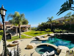 una piscina en un patio junto a una casa en Private-room-Private-entrance-spectacular-city-landscape-views-from-room en Rancho Cucamonga