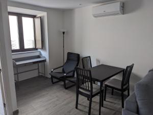 een woonkamer met een eettafel en stoelen bij Apartamento Rural Zahora in Hervás