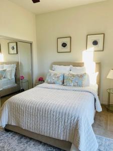 1 dormitorio con 1 cama blanca grande con almohadas en Private-room-Private-entrance-spectacular-city-landscape-views-from-room en Rancho Cucamonga