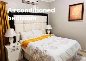 Llit o llits en una habitació de GoldenWays Apartment 3