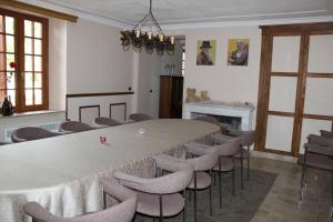 Habitación grande con mesa grande y sillas. en Charme en Champagne en Trémilly