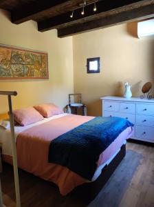 1 dormitorio con 1 cama y vestidor en Casa rural La Gata en Campillo de Ranas