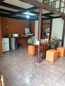 Pokój ze stołem i krzesłami oraz kuchnią w obiekcie "La Casa del Abuelo" w mieście Santa Ana