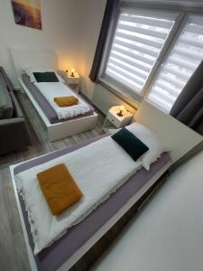 Postel nebo postele na pokoji v ubytování FeWo Elbo46 mit Balkon, Waschmaschine & Smart TV