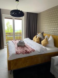 1 dormitorio con 1 cama grande y ventana en MARMOT Mountain Apartment so saunou a hydromasážnou vaňou, en Nový Smokovec