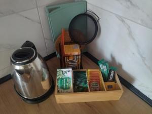 Příslušenství pro přípravu čaje a kávy v ubytování Apartman Element