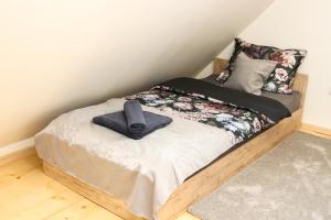 małe łóżko z niebieskim ręcznikiem w obiekcie Villa Ema w mieście Pale