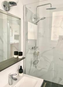 bagno con doccia e lavandino di Le Central - Coeur historique - Netflix/Disney+ a Soissons