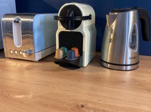 a coffee maker and a toaster on a table at Le Central - Coeur historique - Netflix/Disney+ in Soissons