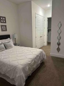 una camera con letto bianco e armadio di Atlanta Cozy Loft Apartment ad Atlanta