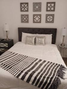 un letto bianco e nero con due cuscini sopra di Atlanta Cozy Loft Apartment ad Atlanta