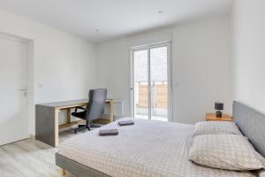 Schlafzimmer mit einem Bett, einem Schreibtisch und einem Stuhl in der Unterkunft Le refuge familial • Proche Disneyland in Villiers-sur-Marne