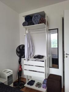 ein Schlafzimmer mit einer weißen Kommode und einem Spiegel in der Unterkunft Ponte Laguna, Pq Burle Marx, Apto 1 dorm e Varanda in São Paulo
