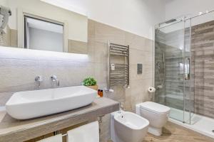 W łazience znajduje się umywalka, toaleta i prysznic. w obiekcie Colonna Luxury Suites w Rzymie