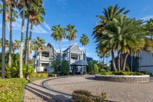 une maison avec des palmiers et une allée dans l'établissement Legacy Vacation Resorts Kissimmee & Orlando - Near Disney, à Kissimmee