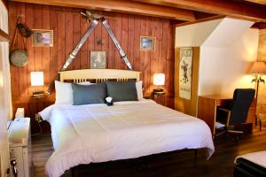 a bedroom with a large bed and a desk at Boulder Bay Cottages in Big Bear Lake