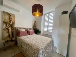 1 dormitorio con 1 cama con almohadas rosas en L Horizon Les Pennes Mirabeau en Les-Pennes-Mirabeau