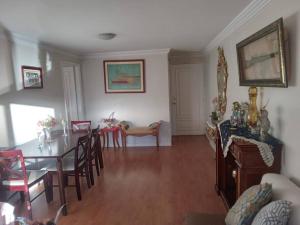 a living room with a table and a dining room at Apartamento Empresarial La Carolina zona comercial in Quito