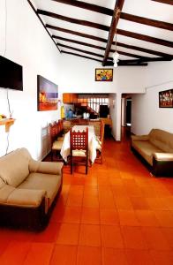 - un salon avec un canapé et une table dans l'établissement Hospedería Villa Lucía, à Villa de Leyva