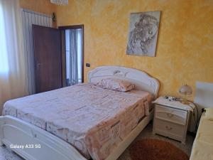 Un dormitorio con una gran cama blanca y una mesa en Da Nonna Rosa en Budrio