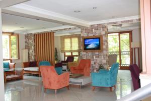 TV/trung tâm giải trí tại Perdikia Hill Hotel And Villas