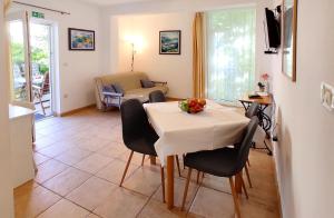 TV a/nebo společenská místnost v ubytování Apartments Marino