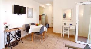 Kuchyň nebo kuchyňský kout v ubytování Apartments Marino