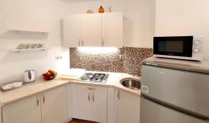 Kuchyň nebo kuchyňský kout v ubytování Apartments Marino