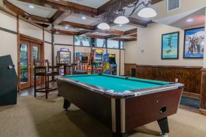 - un billard dans une salle avec des jeux d'arcade dans l'établissement Legacy Vacation Resorts Kissimmee & Orlando - Near Disney, à Kissimmee