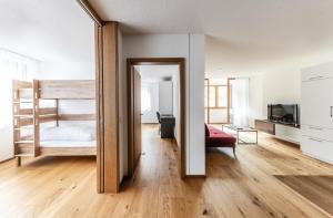 sypialnia z łóżkiem piętrowym i lustrem w obiekcie Berg Aparts Faschina - 05 - b42791 w mieście Fontanella