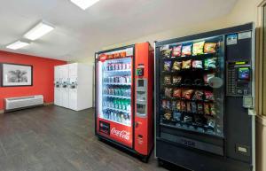 una máquina de soda de cocacola en una tienda en Extended Stay America Suites - Orange County - Anaheim Convention Center, en Anaheim