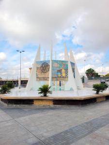 un gran edificio blanco con un mural. en Apartamento cerca a la playa del Cura ! Cura Beach, en Torrevieja