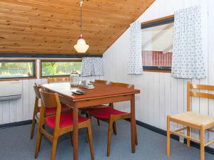 a dining room with a wooden table and chairs at Holiday home Sydals LXXXIX in Neder Lysabild
