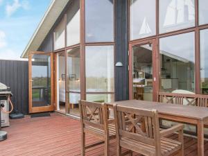 Fotografie z fotogalerie ubytování Three-Bedroom Holiday home in Ulfborg 5 v destinaci Thorsminde