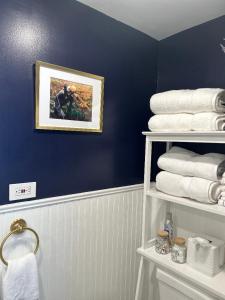 a bathroom with blue walls and white towels at Adorable 1 bedroom cottage in Forest Hills