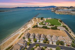 Et luftfoto af Waterfront Home on the San Francisco Bay