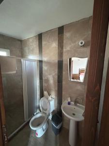 ファマグスタにあるMAGIC MOON guest houseのバスルーム(トイレ、洗面台、シャワー付)