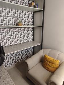 uma sala de estar com um sofá e uma prateleira em Taguá life apartamento amplo moderno e encantador em Taguatinga