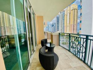 einen Balkon mit 2 Stühlen und Stadtblick in der Unterkunft The King David Condos in Miami Beach